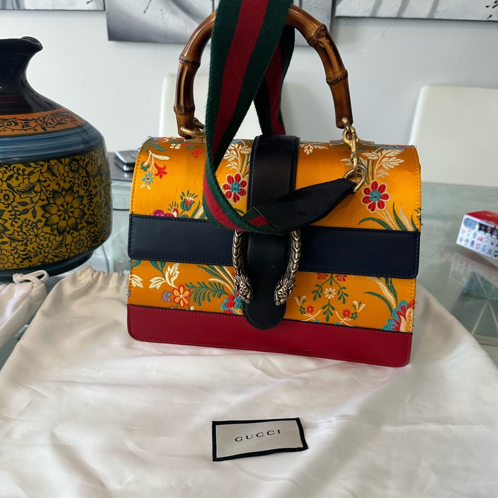 Is a Gucci bag, so chick, use like brand new carried only 4times.